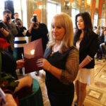 21.1.2015 Kielce. 55 osób pochodzących w większości z Ukrainy, ale także z Bułgarii, Rumunii, Białorusi i Wietnamu otrzymało z rąk wojewody świętokrzyskiego akty nadania obywatelstwa polskiego. / Wojciech Habdas / Radio Kielce