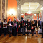 21.1.2015 Kielce. 55 osób pochodzących w większości z Ukrainy, ale także z Bułgarii, Rumunii, Białorusi i Wietnamu otrzymało z rąk wojewody świętokrzyskiego akty nadania obywatelstwa polskiego. / Wojciech Habdas / Radio Kielce