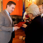 21.1.2015 Kielce. 55 osób pochodzących w większości z Ukrainy, ale także z Bułgarii, Rumunii, Białorusi i Wietnamu otrzymało z rąk wojewody świętokrzyskiego akty nadania obywatelstwa polskiego. / Wojciech Habdas / Radio Kielce