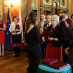 21.1.2015 Kielce. 55 osób pochodzących w większości z Ukrainy, ale także z Bułgarii, Rumunii, Białorusi i Wietnamu otrzymało z rąk wojewody świętokrzyskiego akty nadania obywatelstwa polskiego. / Wojciech Habdas / Radio Kielce