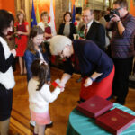 21.1.2015 Kielce. 55 osób pochodzących w większości z Ukrainy, ale także z Bułgarii, Rumunii, Białorusi i Wietnamu otrzymało z rąk wojewody świętokrzyskiego akty nadania obywatelstwa polskiego. / Wojciech Habdas / Radio Kielce