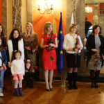 21.1.2015 Kielce. 55 osób pochodzących w większości z Ukrainy, ale także z Bułgarii, Rumunii, Białorusi i Wietnamu otrzymało z rąk wojewody świętokrzyskiego akty nadania obywatelstwa polskiego. / Wojciech Habdas / Radio Kielce