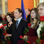 21.1.2015 Kielce. 55 osób pochodzących w większości z Ukrainy, ale także z Bułgarii, Rumunii, Białorusi i Wietnamu otrzymało z rąk wojewody świętokrzyskiego akty nadania obywatelstwa polskiego. / Wojciech Habdas / Radio Kielce