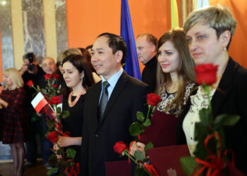 21.1.2015 Kielce. 55 osób pochodzących w większości z Ukrainy, ale także z Bułgarii, Rumunii, Białorusi i Wietnamu otrzymało z rąk wojewody świętokrzyskiego akty nadania obywatelstwa polskiego. / Wojciech Habdas / Radio Kielce