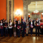 21.1.2015 Kielce. 55 osób pochodzących w większości z Ukrainy, ale także z Bułgarii, Rumunii, Białorusi i Wietnamu otrzymało z rąk wojewody świętokrzyskiego akty nadania obywatelstwa polskiego. / Wojciech Habdas / Radio Kielce