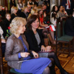 21.1.2015 Kielce. 55 osób pochodzących w większości z Ukrainy, ale także z Bułgarii, Rumunii, Białorusi i Wietnamu otrzymało z rąk wojewody świętokrzyskiego akty nadania obywatelstwa polskiego. / Wojciech Habdas / Radio Kielce