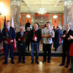 21.1.2015 Kielce. 55 osób pochodzących w większości z Ukrainy, ale także z Bułgarii, Rumunii, Białorusi i Wietnamu otrzymało z rąk wojewody świętokrzyskiego akty nadania obywatelstwa polskiego. / Wojciech Habdas / Radio Kielce