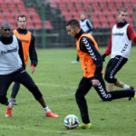 23.1.2015 Kielce. Korona rozegrała na stadionie przy ulicy Szczepaniaka "wewnętrzną gierkę", w której wzięli udział wszyscy testowani piłkarze. / Wojciech Habdas / Radio Kielce