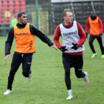 23.1.2015 Kielce. Korona rozegrała na stadionie przy ulicy Szczepaniaka "wewnętrzną gierkę", w której wzięli udział wszyscy testowani piłkarze. / Wojciech Habdas / Radio Kielce