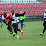 23.1.2015 Kielce. Korona rozegrała na stadionie przy ulicy Szczepaniaka "wewnętrzną gierkę", w której wzięli udział wszyscy testowani piłkarze. / Wojciech Habdas / Radio Kielce
