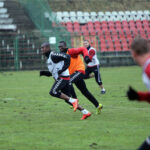 23.1.2015 Kielce. Korona rozegrała na stadionie przy ulicy Szczepaniaka "wewnętrzną gierkę", w której wzięli udział wszyscy testowani piłkarze. / Wojciech Habdas / Radio Kielce