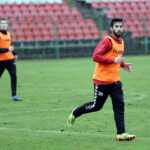 23.1.2015 Kielce. Korona rozegrała na stadionie przy ulicy Szczepaniaka "wewnętrzną gierkę", w której wzięli udział wszyscy testowani piłkarze. / Wojciech Habdas / Radio Kielce