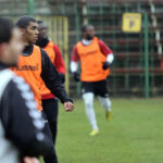 23.1.2015 Kielce. Korona rozegrała na stadionie przy ulicy Szczepaniaka "wewnętrzną gierkę", w której wzięli udział wszyscy testowani piłkarze. / Wojciech Habdas / Radio Kielce
