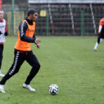 23.1.2015 Kielce. Korona rozegrała na stadionie przy ulicy Szczepaniaka "wewnętrzną gierkę", w której wzięli udział wszyscy testowani piłkarze. n/z Łukasz Klemenz / Wojciech Habdas / Radio Kielce