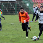 23.1.2015 Kielce. Korona rozegrała na stadionie przy ulicy Szczepaniaka "wewnętrzną gierkę", w której wzięli udział wszyscy testowani piłkarze. / Wojciech Habdas / Radio Kielce