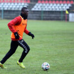 23.1.2015 Kielce. Korona rozegrała na stadionie przy ulicy Szczepaniaka "wewnętrzną gierkę", w której wzięli udział wszyscy testowani piłkarze. / Wojciech Habdas / Radio Kielce