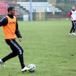 23.1.2015 Kielce. Korona rozegrała na stadionie przy ulicy Szczepaniaka "wewnętrzną gierkę", w której wzięli udział wszyscy testowani piłkarze. n/z Łukasz Klemenz / Wojciech Habdas / Radio Kielce