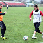 23.1.2015 Kielce. Korona rozegrała na stadionie przy ulicy Szczepaniaka "wewnętrzną gierkę", w której wzięli udział wszyscy testowani piłkarze. / Wojciech Habdas / Radio Kielce