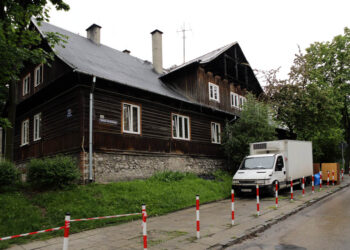 Drewniany dom, na rogu ulic Prostej i Żeromskiego, którym 27 maja wybuchł pożar. / Wojciech Habdas / Radio Kielce