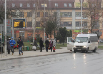 2.1.2015 Kielce. Bus na przystanku / Wojciech Habdas / Radio Kielce