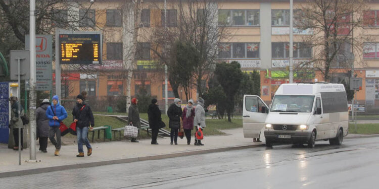 Problemy na wspólnych przystankach MPK i busów - Radio Kielce 2.1.2015 Kielce. Bus na przystanku / Wojciech Habdas / Radio Kielce