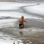 01.01.2014 Noworoczna kąpiel Świętokrzyskiego Klubu Morsów / Stanisław Blinstrub / Radio Kielce