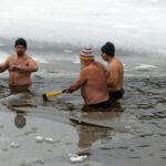 01.01.2014 Noworoczna kąpiel Świętokrzyskiego Klubu Morsów / Stanisław Blinstrub / Radio Kielce