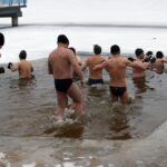 01.01.2014 Noworoczna kąpiel Świętokrzyskiego Klubu Morsów / Stanisław Blinstrub / Radio Kielce