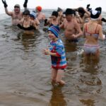 01.01.2014 Noworoczna kąpiel Świętokrzyskiego Klubu Morsów / Stanisław Blinstrub / Radio Kielce