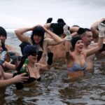 01.01.2014 Noworoczna kąpiel Świętokrzyskiego Klubu Morsów / Stanisław Blinstrub / Radio Kielce