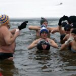 01.01.2014 Noworoczna kąpiel Świętokrzyskiego Klubu Morsów / Stanisław Blinstrub / Radio Kielce