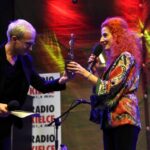31.01.2015 Muzyczne Nagrody Radia Kielce w Galerii Korona - najlepsza wokalistka Sylwia Nadgrodkiewicz - ngrodę wręczył Piotr Restecki / Stanisław Blinstrub / Radio Kielce