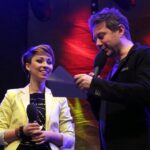 31.01.2015 Muzyczne Nagrody Radia Kielce w Galerii Korona - Patrycja Zarychta nagrała najlepszą piosnkę. Statuetkę wręczył Andrzej Piaseczny. / Stanisław Blinstrub / Radio Kielce