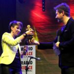 31.01.2015 Muzyczne Nagrody Radia Kielce w Galerii Korona - Patrycja Zarychta nagrała najlepszą piosnkę. Statuetkę wręczył Andrzej Piaseczny. / Stanisław Blinstrub / Radio Kielce