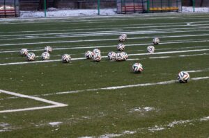 08.01.2015 Pierwszy w 2015 roku trening Korony Kielce - piłki / Stanisław Blinstrub / Radio Kielce