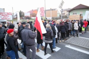 16.01.2015 Protest rodziców w obronie szkoły Skarżysko Kościelne / Stanisław Blinstrub / Radio Kielce