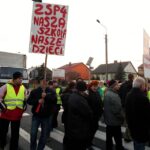 16.01.2015 Protest rodziców w obronie szkoły Skarżysko Kościelne / Stanisław Blinstrub / Radio Kielce