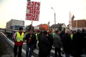 16.01.2015 Protest rodziców w obronie szkoły Skarżysko Kościelne / Stanisław Blinstrub / Radio Kielce