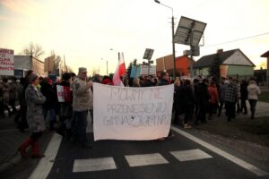 16.01.2015 Protest rodziców w obronie szkoły Skarżysko Kościelne / Stanisław Blinstrub / Radio Kielce