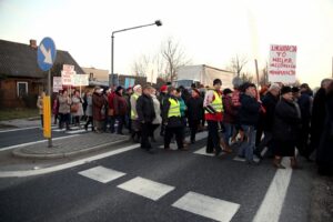 16.01.2015 Protest rodziców w obronie szkoły Skarżysko Kościelne / Stanisław Blinstrub / Radio Kielce