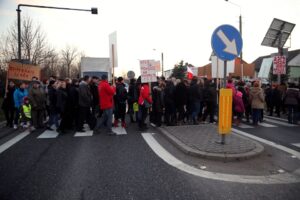 16.01.2015 Protest rodziców w obronie szkoły Skarżysko Kościelne / Stanisław Blinstrub / Radio Kielce