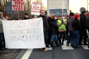 16.01.2015 Protest rodziców w obronie szkoły Skarżysko Kościelne / Stanisław Blinstrub / Radio Kielce