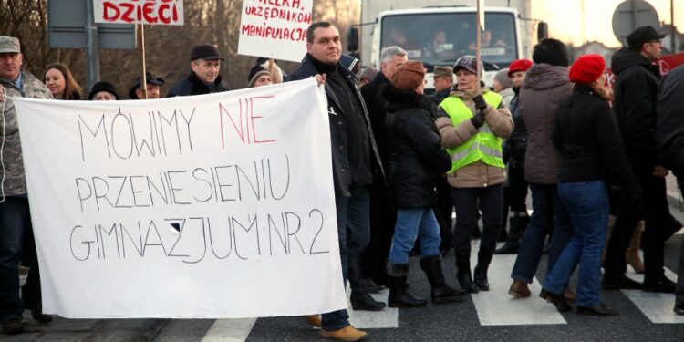 16.01.2015 Protest rodziców w obronie szkoły Skarżysko Kościelne / Stanisław Blinstrub / Radio Kielce