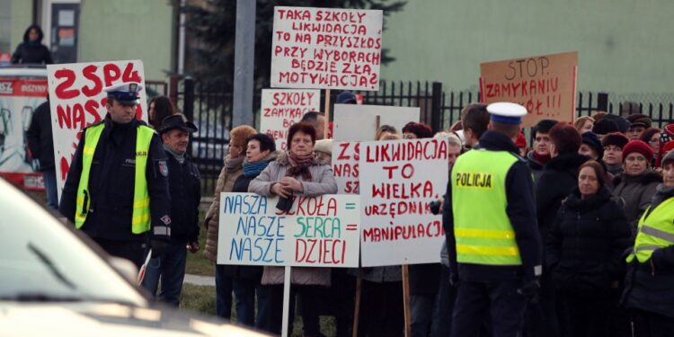 16.01.2015 Protest rodziców w obronie szkoły Skarżysko Kościelne / Stanisław Blinstrub / Radio Kielce