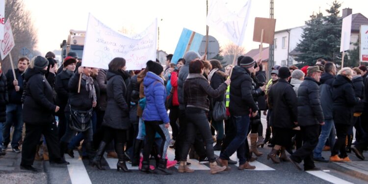 16.01.2015 Protest rodziców w obronie szkoły Skarżysko Kościelne / Stanisław Blinstrub / Radio Kielce