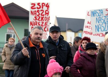 16.01.2015 Protest rodziców w obronie szkoły Skarżysko Kościelne / Stanisław Blinstrub / Radio Kielce