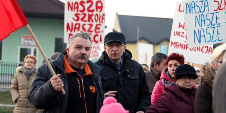 16.01.2015 Protest rodziców w obronie szkoły Skarżysko Kościelne / Stanisław Blinstrub / Radio Kielce