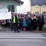 16.01.2015 Protest rodziców w obronie szkoły Skarżysko Kościelne / Stanisław Blinstrub / Radio Kielce