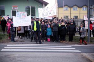 16.01.2015 Protest rodziców w obronie szkoły Skarżysko Kościelne / Stanisław Blinstrub / Radio Kielce