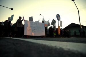 16.01.2015 Protest rodziców w obronie szkoły Skarżysko Kościelne / Stanisław Blinstrub / Radio Kielce